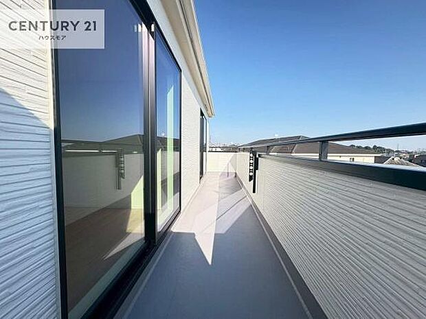 広々としたバルコニーはお洗濯ものを干すだけではなく椅子を置いて読書をしたりほっと一息つく場所にもなります！