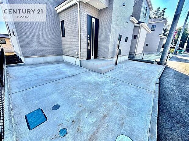 駐車スペースは2台分あります！セカンドカーはもちろん、バイクや自転車なども置き場所に困りません。