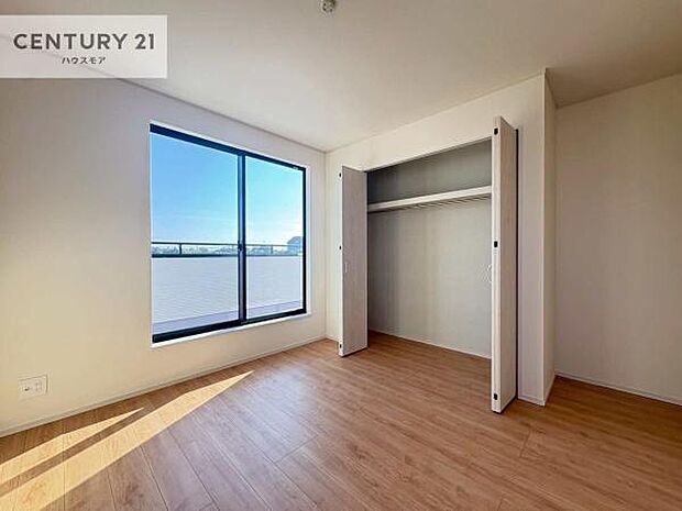 収納スペースがついています！居室をスッキリ整頓する事ができますね。家具を選ばないシンプルなデザインの為、家具を選ばずお気に入りの空間作りができそうですね。