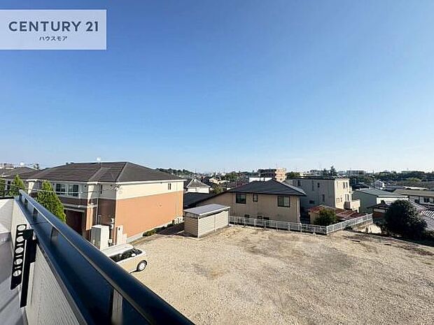 落ち着きある住宅街です！周囲には高い建物がなく、空が広く開放感があり、陽当たりを大きく遮られることもありません！気持ちの良い風が通り抜ける街並みです！