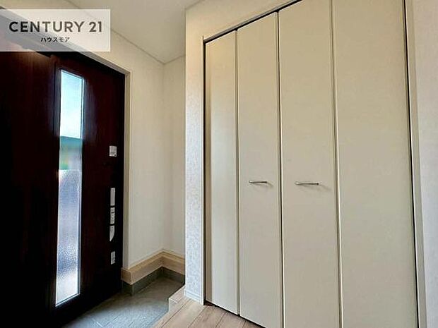 シューズボックス付きなので、玄関が片付きお掃除がしやすいです！スッキリした玄関で戸を開けた瞬間、清潔感のある心地いい空間が出迎えてくれます。