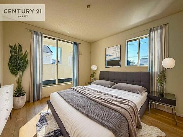 家具はCGパースです。バルコニーに面している洋室です。明るく温もりがあり、換気もしっかりできます！朝起きて、外に出て背伸びをしつつ深呼吸をし良い朝を迎え入れることが出来そうですね！