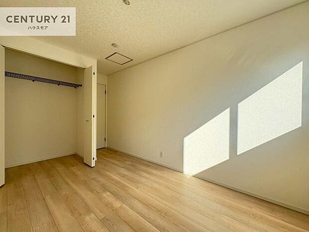 掃き出し窓がないお部屋は、お子様のお部屋としても安心です！収納スペースも充実しているので散らかったお部屋をサッと片付けられます！