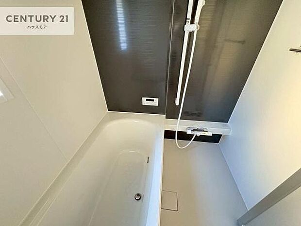 落ち着きある大人の雰囲気のバスルームは、シックなデザインでバスタイムが充実！お仕事頑張っているご褒美にお好みの匂いの入浴剤を入れて、楽しんでみてはいかがでしょうか？