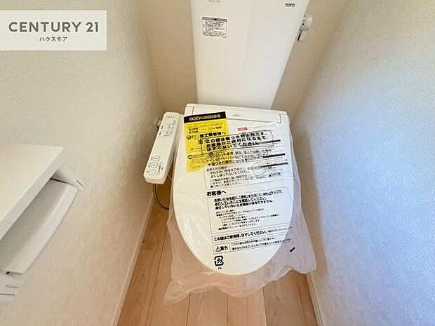 1・2階にトイレがございます！朝の忙しい時間帯も待たずにすみそうですね。白を基調とした清潔感のあるトイレでお手入れがしやすいです！