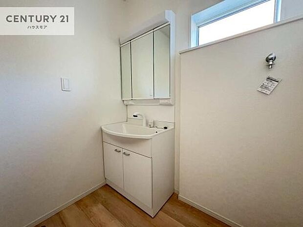 小窓付きの明るい洗面室です！湿気もすぐに入れ替えができて清潔に保つことができます！自然光が差し込むのでお化粧の仕上がりも良くなりますね！