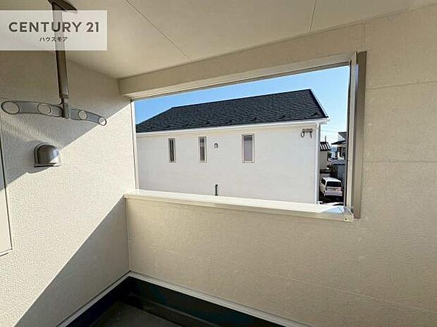 ルーフバルコニー！屋根が付いているので、急に雨が降っても濡れにくく安心！強い日差しもカットしてくれるので、お天気の良い日は、お外へ出て深呼吸するのもよさそうです！