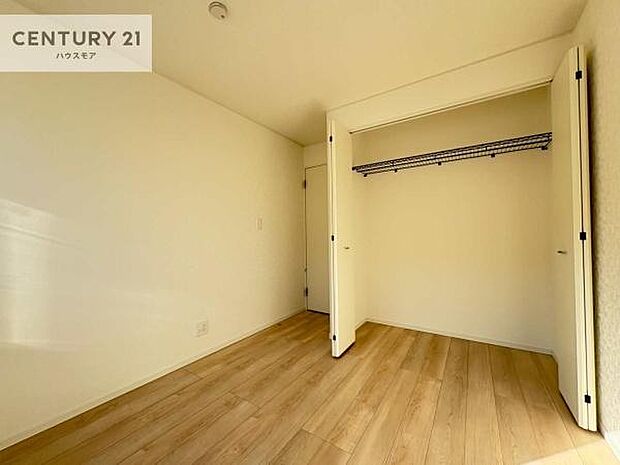 洋室は子供部屋や寝室、色々と用途多彩に利用できますね。収納力もたっぷりなので、広々気持ちよく過ごすことができます。