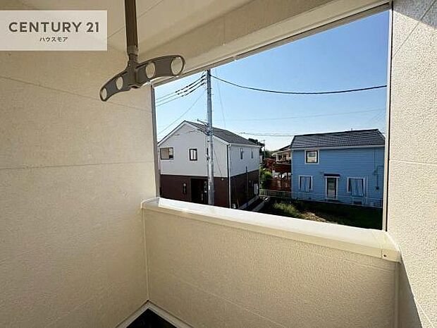 晴れた日には青い空を見渡せる開放的な時間を楽しめます。気持ちの良い風が通り抜ける街並みです！