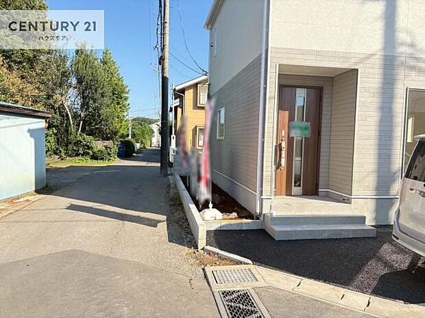 前面道路4ｍ×3.8ｍ！陽当り良好な立地です。車庫入れが苦手な方も安心ですね。