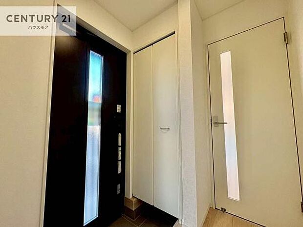 シューズボックス付きなので、玄関が片付きお掃除がしやすいです!スッキリした玄関で戸を開けた瞬間、清潔感のある心地いい空間が出迎えてくれます。