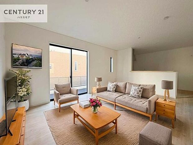 家具はCGパースです。心地良いリビングは家族が自然と集まります。家族団欒の時間が増えそうです。ご家族と、より一層充実した時間を過ごせそうですね。明るく開放的な空間です。