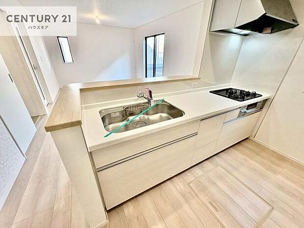 大人気の対面式システムキッチンを採用しています!ご家族のコミュニケーションが自然と増える設計です。お子様にも目が届くので嬉しいですね。広々使えて快適に作業が進みます!