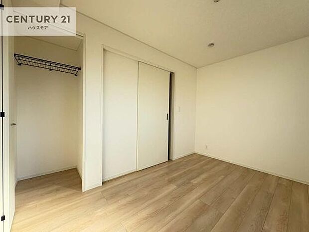 掃き出し窓がないお部屋は、お子様のお部屋としても安心です!収納スペースも充実しているので散らかったお部屋をサッと片付けられます!