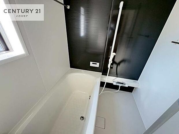 落ち着きある大人の雰囲気のバスルームは、シックなデザインでバスタイムが充実!お仕事頑張っているご褒美にお好みの匂いの入浴剤を入れて、楽しんでみてはいかがでしょうか?