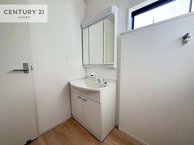 小窓付きの明るい洗面室です!湿気もすぐに入れ替えができて清潔に保つことができます!自然光が差し込むのでお化粧の仕上がりも良くなりますね!