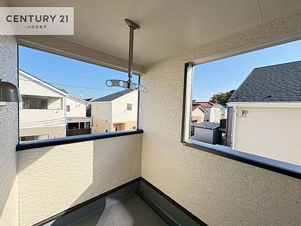 ルーフバルコニー!屋根が付いているので、急に雨が降っても濡れにくく安心!強い日差しもカットしてくれるので、お天気の良い日は、お外へ出て深呼吸するのもよさそうです!