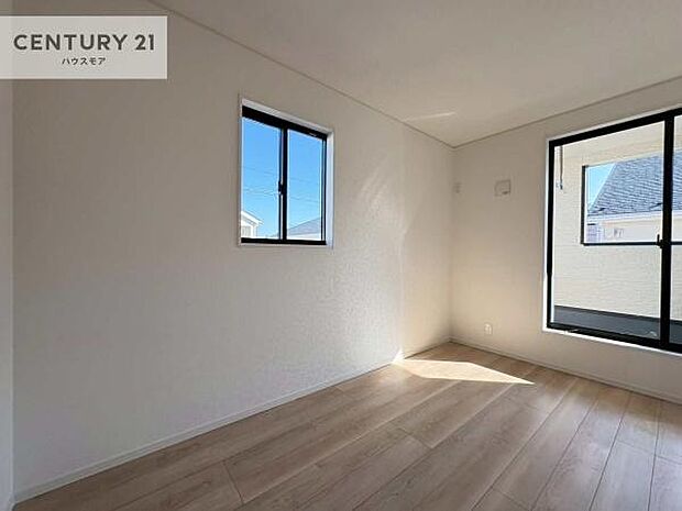 バルコニーに面している洋室です。明るく温もりがあり、換気もしっかりできます!朝起きて、外に出て背伸びをしつつ深呼吸をし良い朝を迎え入れることができます。