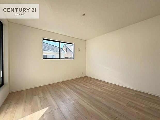 明るい室内は、風通しも良く、明るく大変居心地の良い空間となっております。リラックスして過ごせる心地の良いお部屋です!朝の目覚めがスッキリしますね!