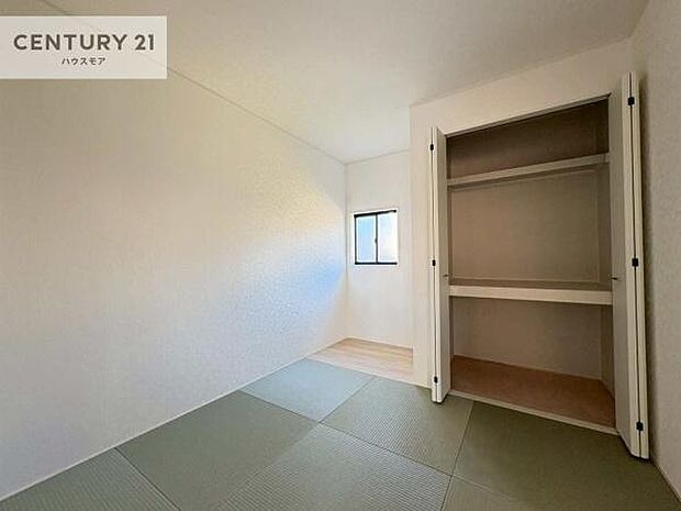 リビングと隣接した和室です!家事の休憩スペースやキッズスペースとして活用するのもよさそうですね!和室の使い方は無限大!収納スペースもたっぷりです!