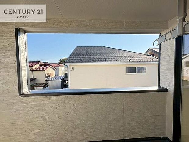 晴れた日には青い空を見渡せる開放的な時間を楽しめます。気持ちの良い風が通り抜ける街並みです!