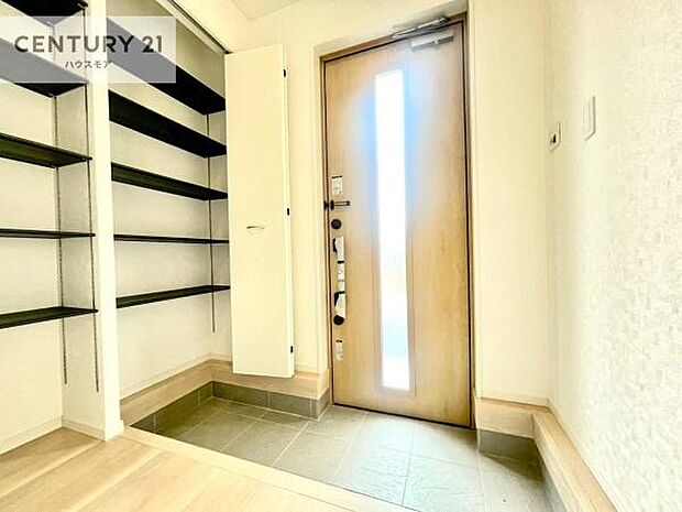 シューズボックス付きなので、玄関が片付きお掃除がしやすいです!スッキリした玄関で戸を開けた瞬間、清潔感のある心地いい空間が出迎えてくれます。