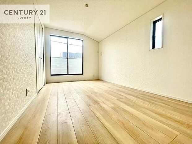 バルコニーに面している洋室です。明るく温もりがあり、換気もしっかりできます!朝起きて、外に出て背伸びをしつつ深呼吸をし良い朝を迎え入れることが出来そうですね!