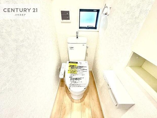 1・2階にトイレがございます!朝の忙しい時間帯も待たずにすみそうですね。白を基調とした清潔感のあるトイレでお手入れがしやすいです!