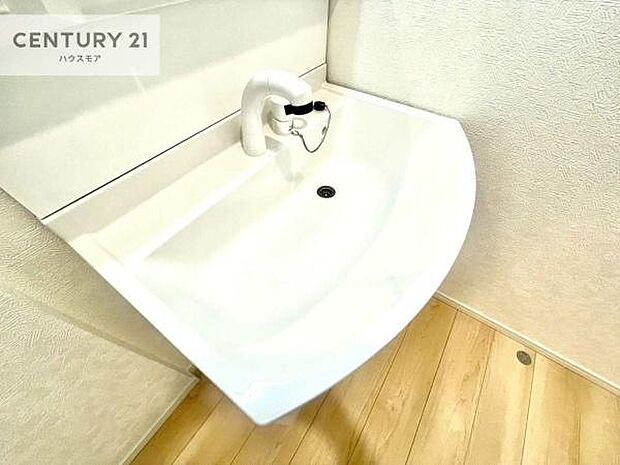 深い洗面台ボウルは、水が跳ねにくいのでお手入れが楽々!清潔感が保てます!キレイな洗面所で自分磨きのモチベーションが上がりますね!