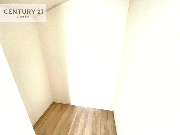 ウォークインクローゼット付きです。たくさんのお洋服などを収納しておけそうですね!他にも扇風機や加湿器など季節物の大きな家電も収納できます。