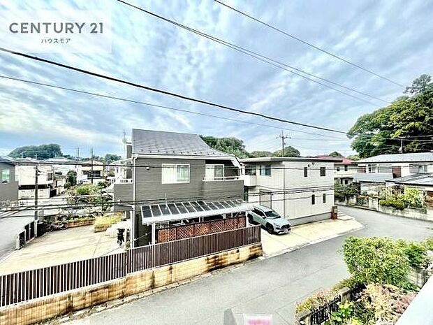 落ち着きある住宅街です!周囲には高い建物がなく、空が広く開放感があり、陽当たりを大きく遮られることもありません!気持ちの良い風が通り抜ける街並みです!