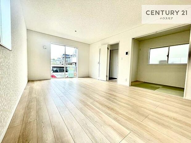 大きな窓からたっぷりの陽ざしが入る明るいリビング。開放感のあるリビングで家族団らんのくつろぎの時間を過ごせます。