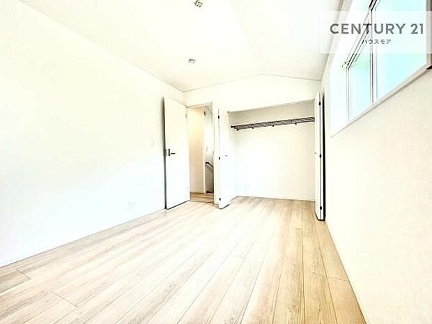 掃き出し窓がないお部屋は、お子様のお部屋としても安心です!収納スペースも充実しているので散らかったお部屋をサッと片付けられます!
