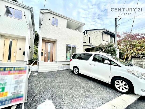 駐車スペースは2台分あります!セカンドカーはもちろん、バイクや自転車なども置き場所に困りません。