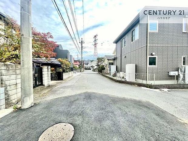 前面道路は5.43m!陽当り良好な立地です。車庫入れが苦手な方も安心ですね。