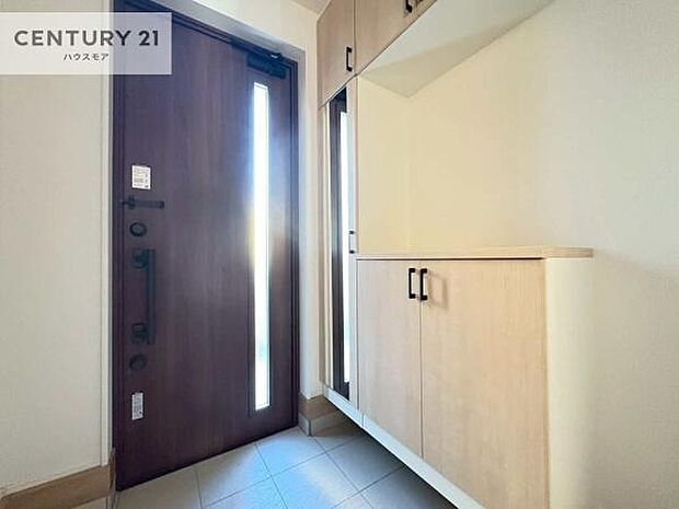 シューズボックス付きなので、玄関が片付きお掃除がしやすいです!スッキリした玄関で戸を開けた瞬間、清潔感のある心地いい空間が出迎えてくれます。