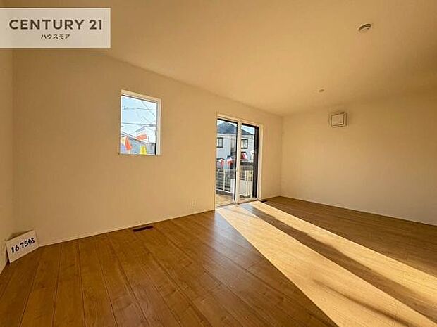 大きな窓からたっぷりの陽ざしが入る明るいリビング。開放感のあるリビングで家族団らんのくつろぎの時間を過ごせます。