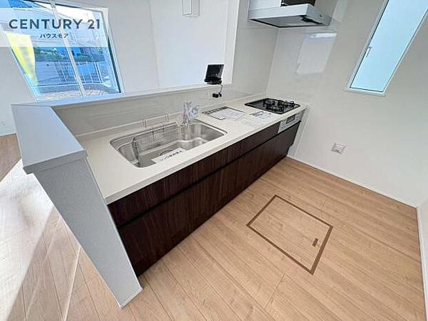 大人気の対面式システムキッチンを採用しています!ご家族のコミュニケーションが自然と増える設計です。お子様にも目が届くので嬉しいですね。広々使えて快適に作業が進みます。