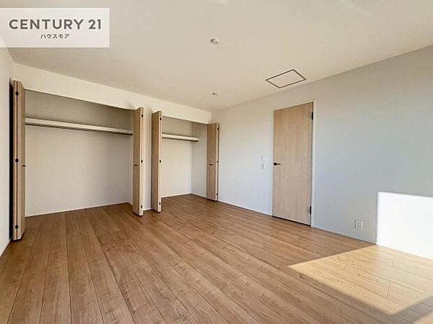 収納スペースがついています!居室をスッキリ整頓する事ができますね。家具を選ばないシンプルなデザインの為、家具を選ばずお気に入りの空間作りができそうですね。