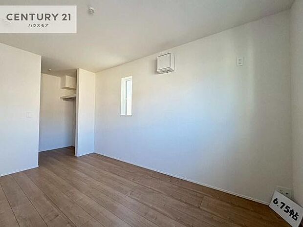 掃き出し窓がないお部屋は、お子様のお部屋としても安心です!収納スペースも充実しているので散らかったお部屋をサッと片付けられます!