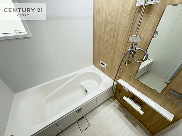 広々バスで一日の疲れをリフレッシュ。足が伸ばせるので、浴槽にもゆったりと浸かれますね!毎日のバスタイムが楽しみになります。