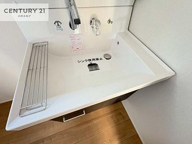 深い洗面台ボウルは、水が跳ねにくいのでお手入れが楽々!清潔感が保てます!キレイな洗面所で自分磨きのモチベーションが上がりますね!