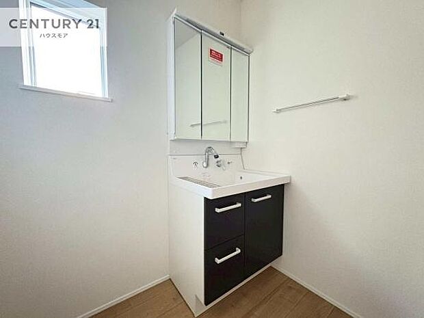 小窓付きの明るい洗面室です!湿気もすぐに入れ替えができて清潔に保つことができます!自然光が差し込むのでお化粧の仕上がりも良くなりますね!