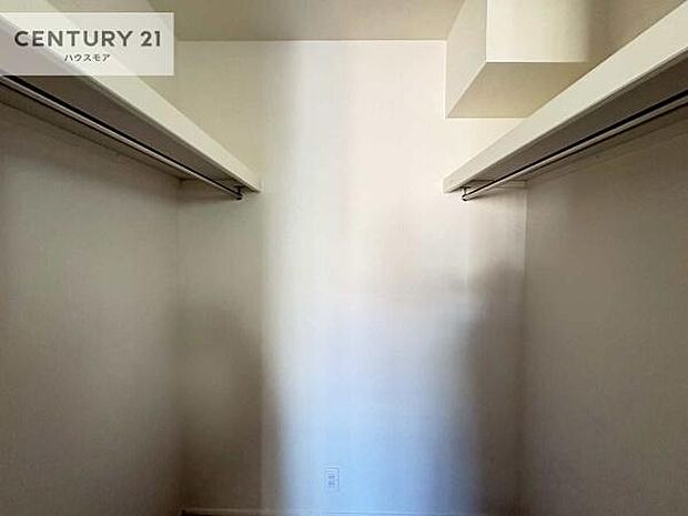 ウォークインクローゼット付きです。たくさんのお洋服などを収納しておけそうですね!他にも扇風機や加湿器など季節物の大きな家電も収納できます。