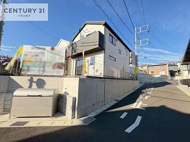 前面道路は5m×5.5m!陽当り良好な立地です。車庫入れが苦手な方も安心ですね。