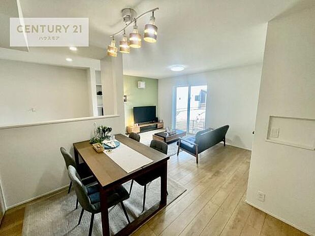 広々ダイニングスペース!ゆったりお食事。笑い声響く楽しい時間が過ごせます。日々の疲れも癒されます!配膳や後片付けも便利です!