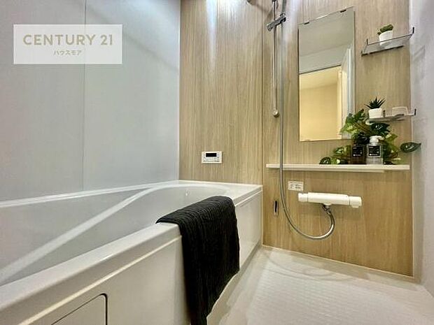 広々バスで一日の疲れをリフレッシュ。足が伸ばせるので、浴槽にもゆったりと浸かれますね!毎日のバスタイムが楽しみになります。