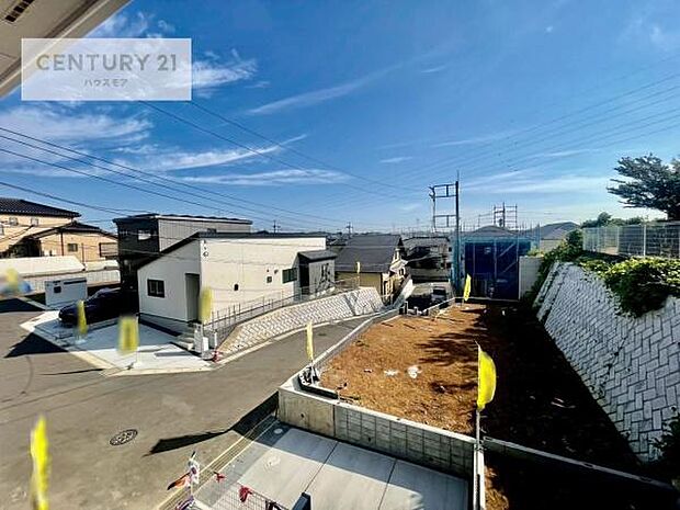 晴れた日には青い空を見渡せる開放的な時間を楽しめます。気持ちの良い風が通り抜ける街並みです!