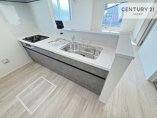 大人気の対面式システムキッチンを採用しています！ご家族のコミュニケーションが自然と増える設計です。お子様にも目が届くので嬉しいですね。広々使えて快適に作業が進みます。