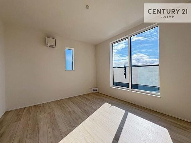 バルコニーに面している洋室です。明るく温もりがあり、換気もしっかりできます！朝起きて、外に出て背伸びをしつつ深呼吸をし良い朝を迎え入れることができます。